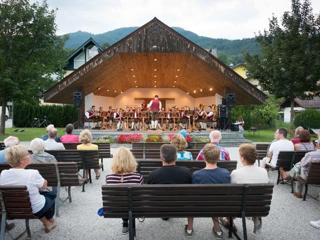 Plážový koncert Trachtenmusikkapelle Unterach