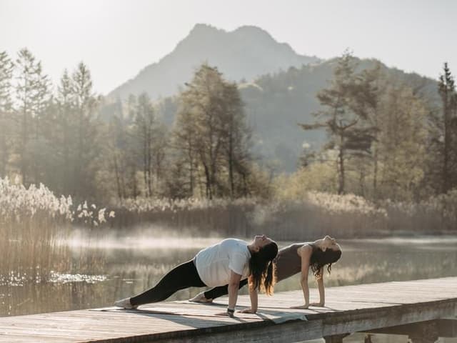 Yoga sulla spiaggia naturale di Hof con Helene Asböck & Magdalena Heidinger