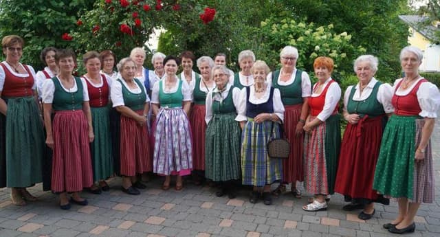 Festmesse Mariä Himmelfahrt mit Goldhauben-, Kopftuch- und Hutgruppe