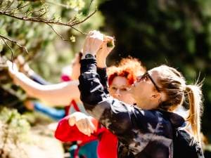 Kräuterspaß für Kids – mit der Seilbahn auf den Berg spielerisch die Welt der Wildkräuter erkunden